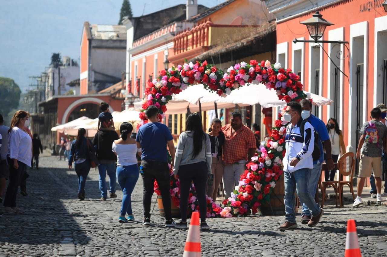 Celebran Día del Cariño en Antigua Guatemala a pesar de la caída de ceniza del volcán de Fuego