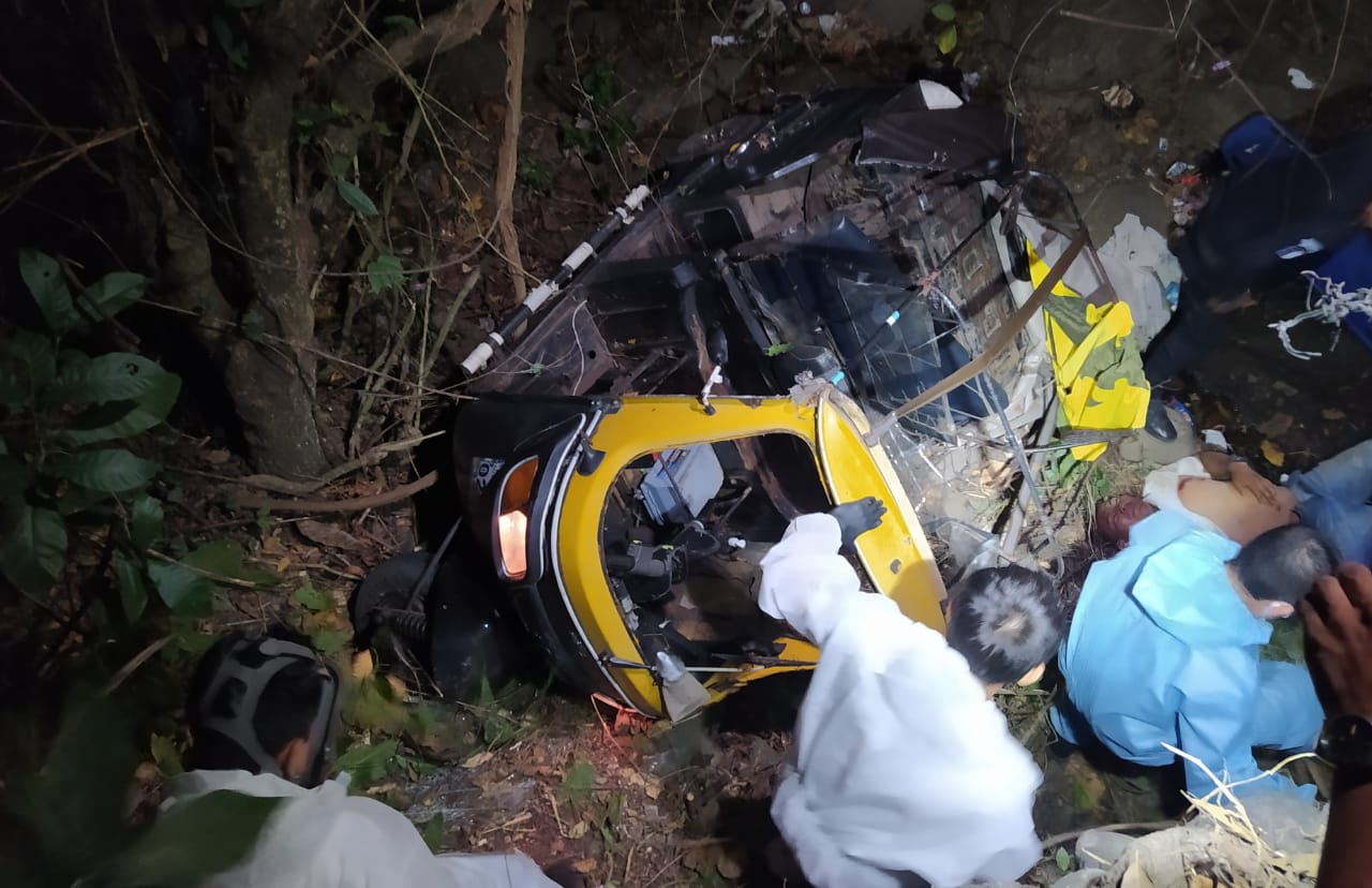 Mototaxi cae de un puente y piloto se salva de morir en Retalhuleu
