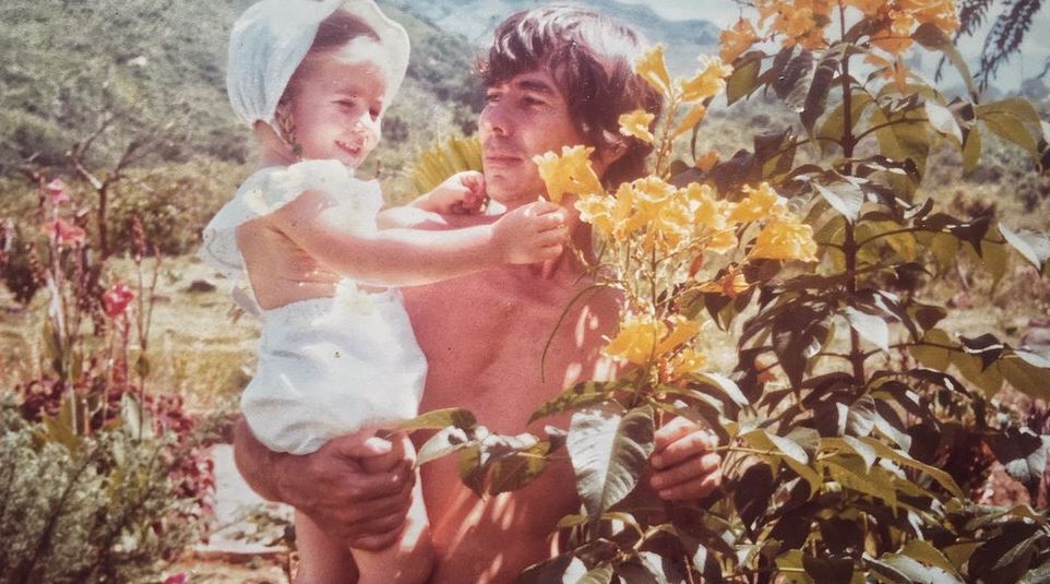 “¿Pueden 35 gramos de acero y un gramo de pólvora destruir a una familia?”: Sara Jaramillo Klinkert, sobre su novela “Cómo maté a mi padre”