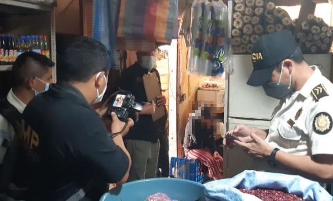 Encadenada: Detienen a mujer en Quiché porque tenía a su hija de 13 años con una cadena en los pies