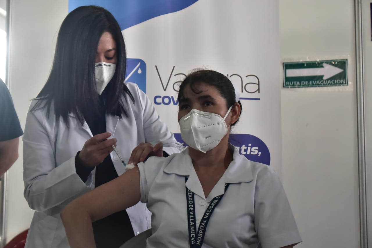 “No creen que el virus todavía esté”: Una enfermera es la primera persona en Guatemala que recibe la vacuna contra el coronavirus