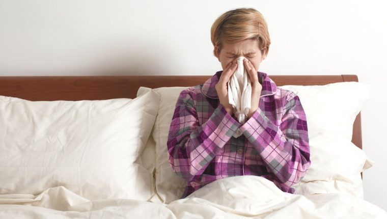 4 gráficos que explican qué hacer si tienes una persona con covid-19 en la casa