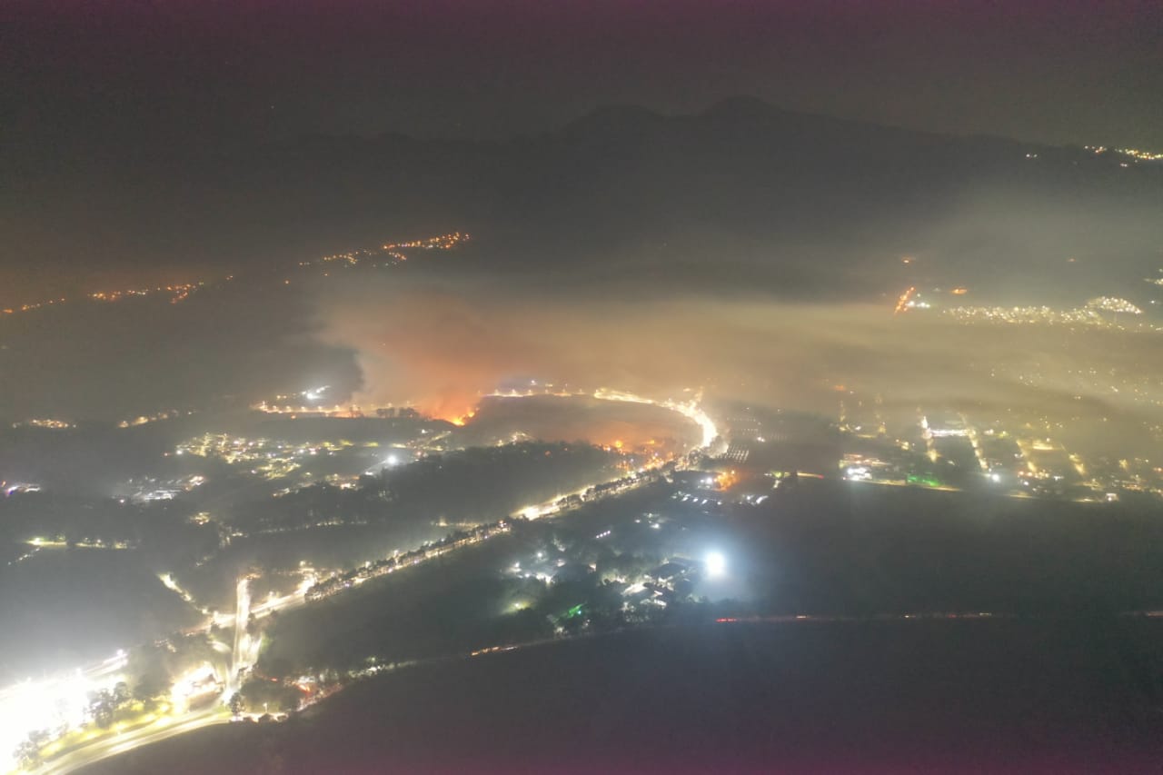 Impresionantes fotos aéreas del incendio en el basurero de Amsa