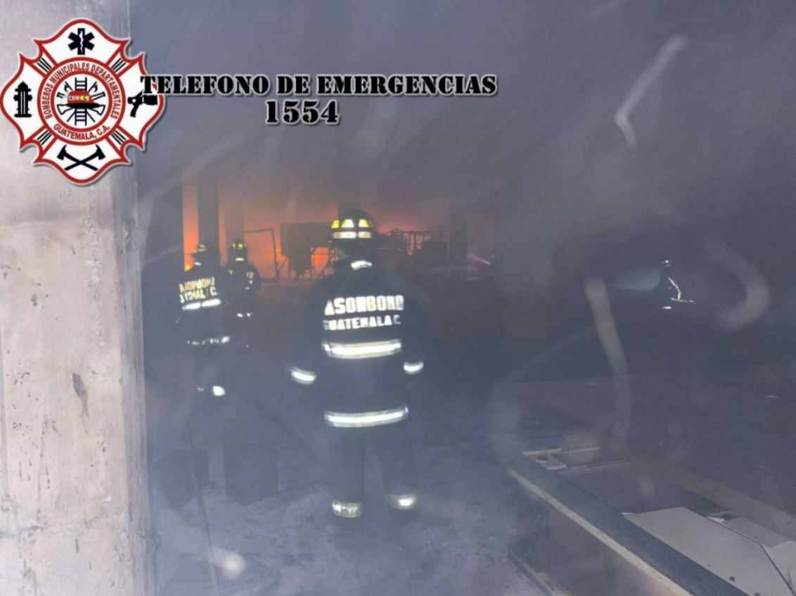 Se incendia fábrica de camas ubicada en la zona 5 de Xela y hay más de Q1 millón en pérdidas