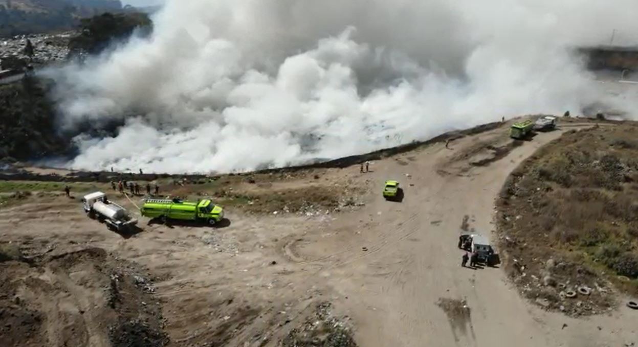Continúa incendio en vertedero de Amsa y el humo afecta a más de un millón de personas