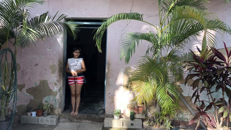 Coronavirus en Venezuela: la joven de 16 años que se convirtió en la maestra de su barrio durante el cierre de escuelas
