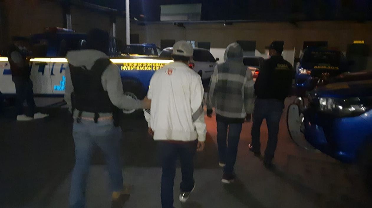 Hermanos de 13 y 16 años exigían Q300 a un comerciante de Chimaltenango