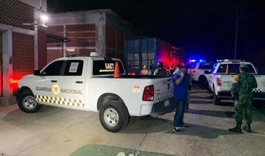 Tráiler es detenido por circular en sentido contrario en carretera de Chiapas y rescatan a 156 migrantes