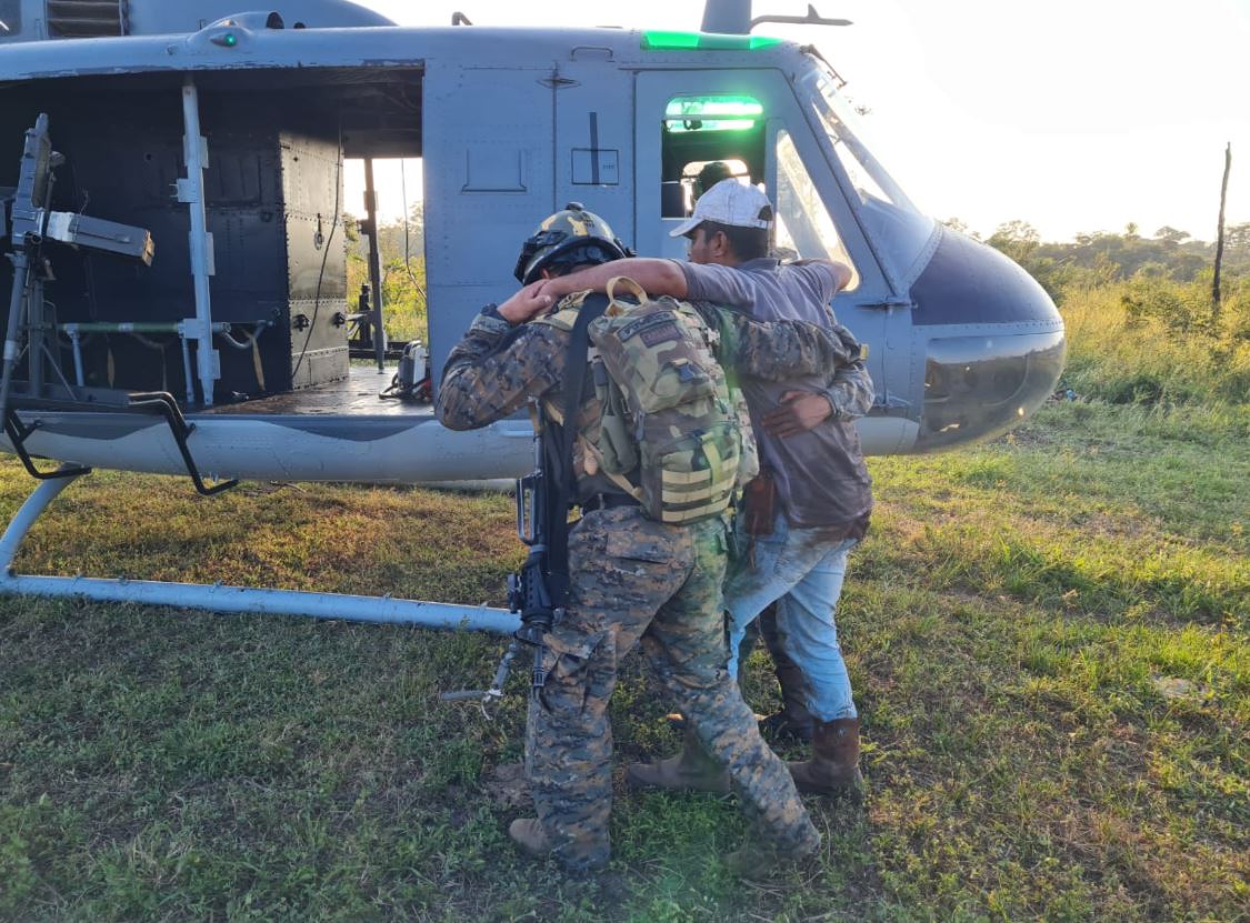 Supuestos narcos se enfrentan a balazos con el Ejército en la Laguna del Tigre en Petén