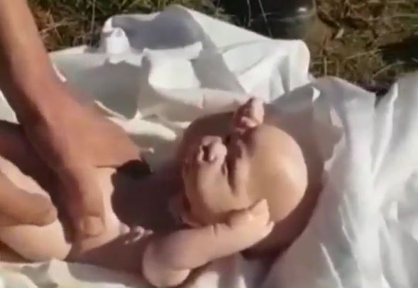 De espanto: Hombre descubre en funeral dos muñecos en lugar de los cadáveres de sus gemelos