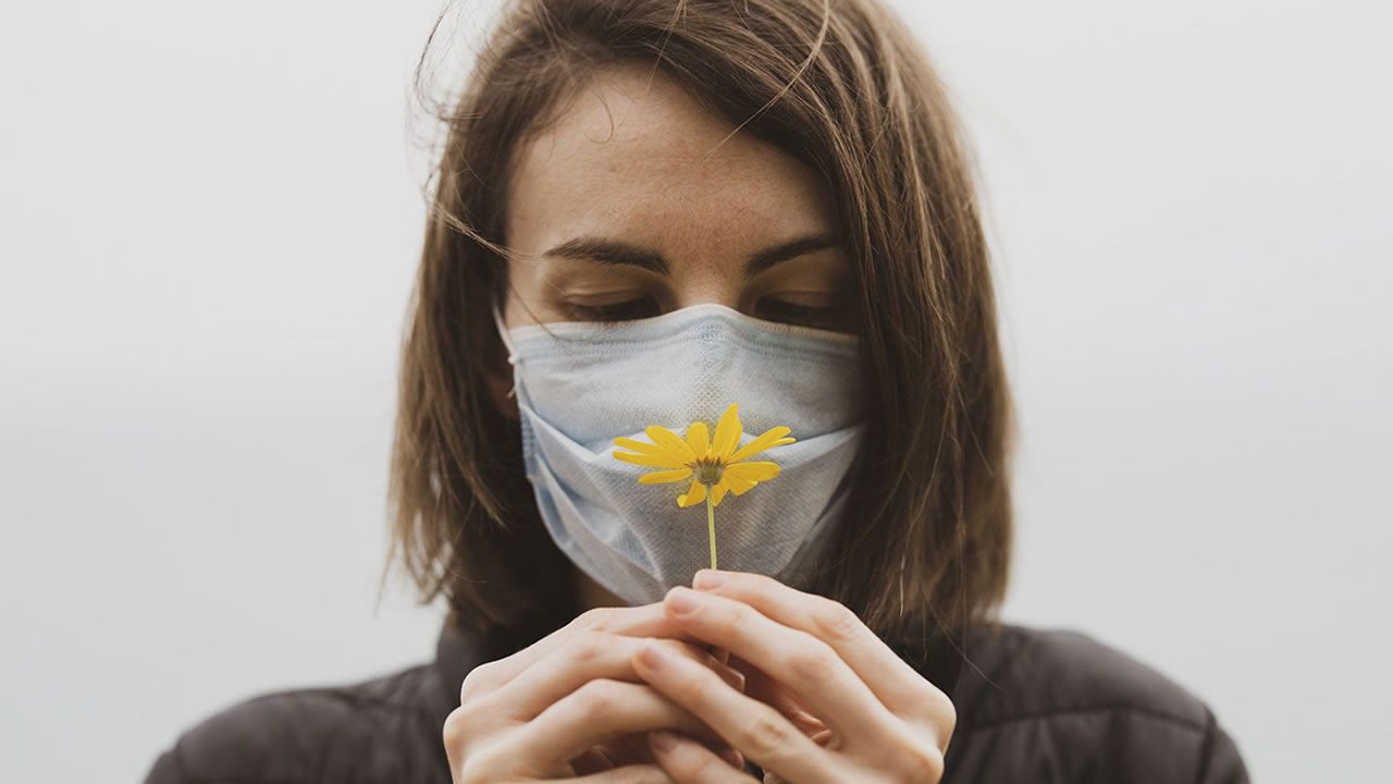 Estudio revela cuánto tiempo se prolongaría la pérdida de olfato y gusto por el covid-19 (incluso después de la recuperación)