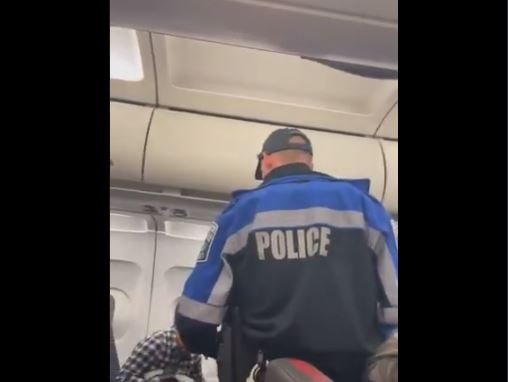 Policía recibe en el aeropuerto a pasajera de avión se niega a utilizar la mascarilla