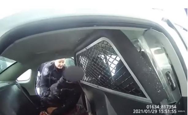 Indigna video en que policías de Estados Unidos maltratan a una niña afroamericana de 9 años