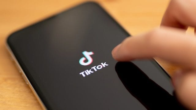 TikTok añade alerta sobre contenidos no verificados en videos