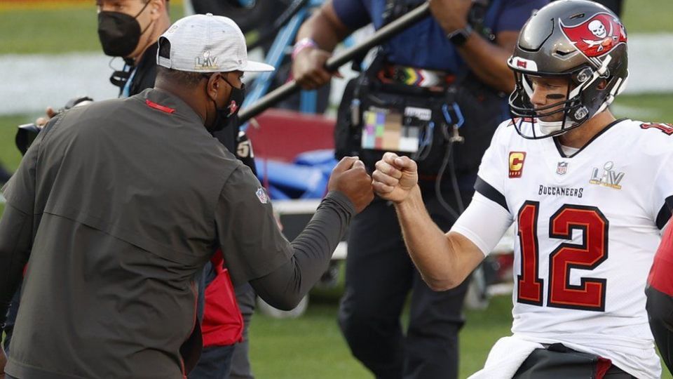 Tom Brady, actualmente en las filas de los Buccaneers de Tampa Bay, aspira a su séptimo Super Bowl.