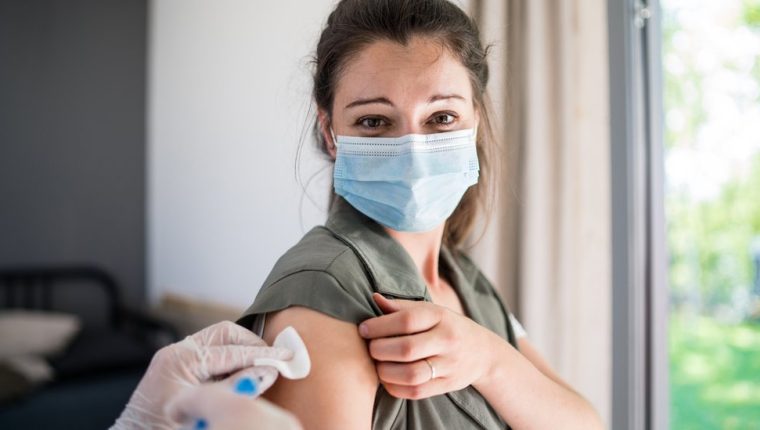 Vacunas contra covid-19: ¿es posible contraer el coronavirus y contagiar a otros después de vacunarse?