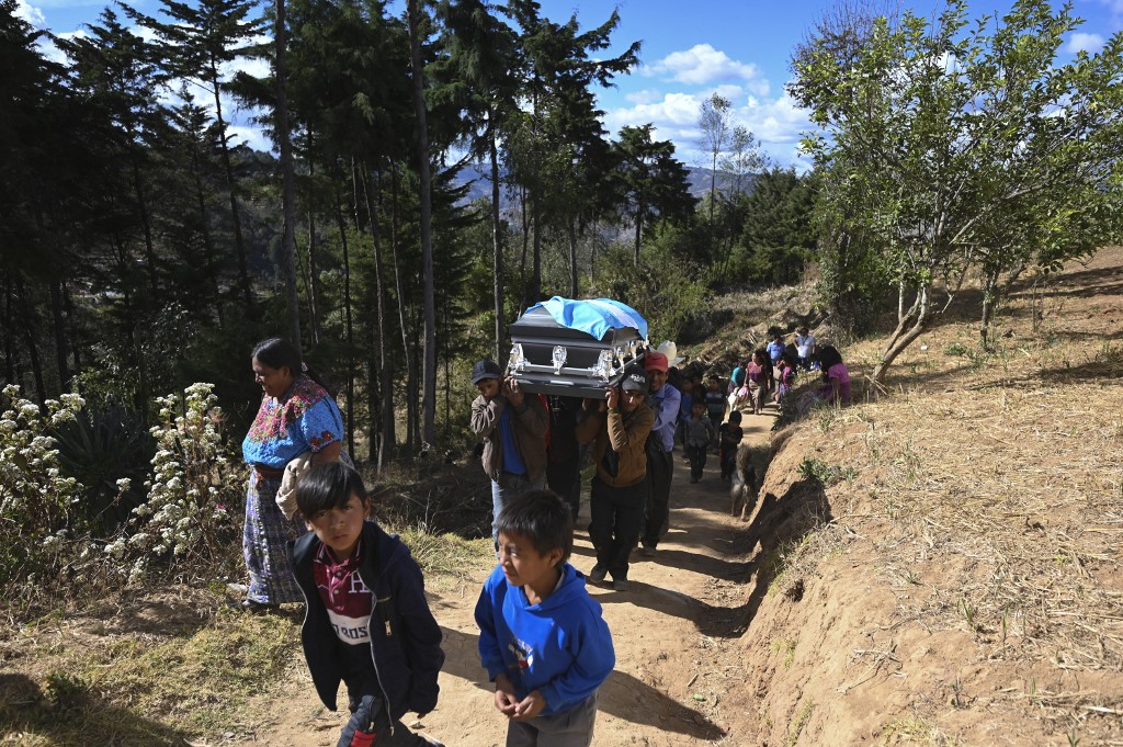 Entierran a migrantes guatemaltecos asesinados en México