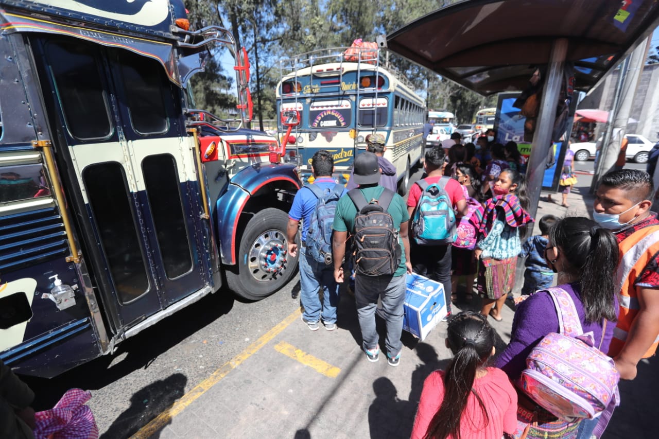Guatemaltecos se desplazan a playas y centros de descanso por Semana Santa en medio de tercera ola de covid-19  