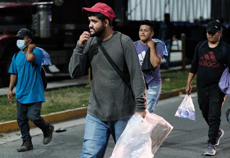 Guatemala hace operativos en ruta para verificar paso irregular de migrantes luego de que se desintegrara caravana