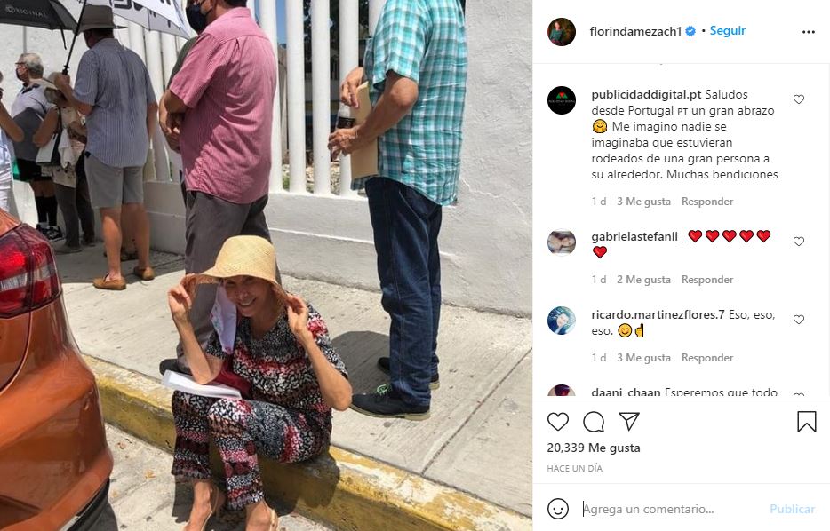Florinda Meza presume una fotografía mientras hace fila para ser vacunada contra el coronavirus