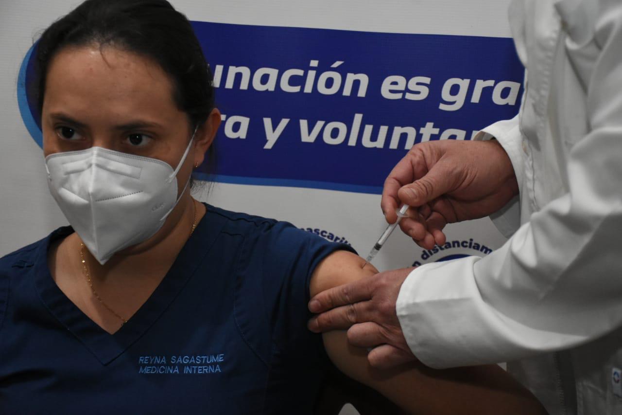 Vacuna donada por India llega a departamentos y algunos ya comienzan la inmunización