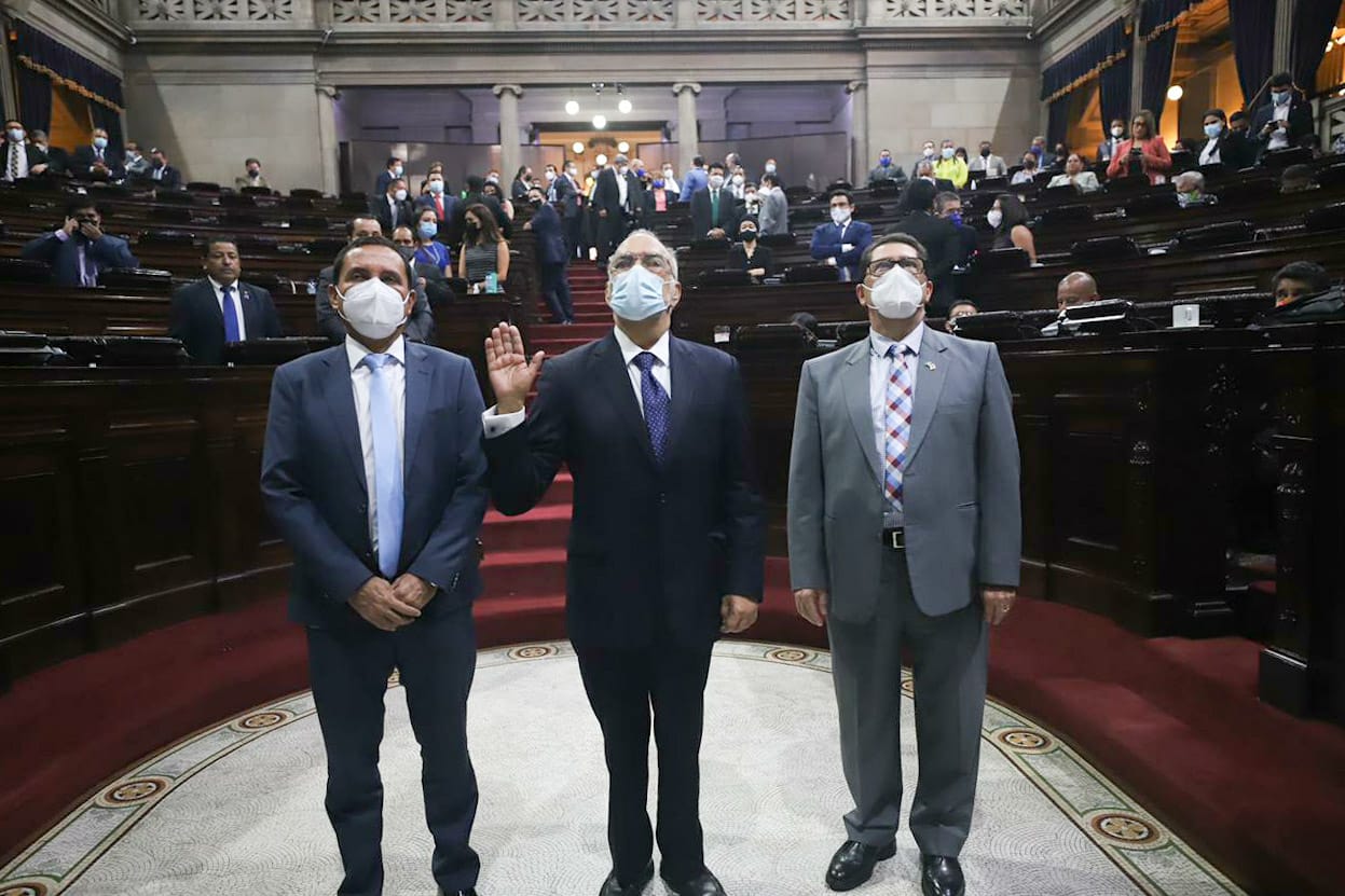 CC: Luis Rosales renuncia a curul y Antonio Arenales Forno ocupará su lugar