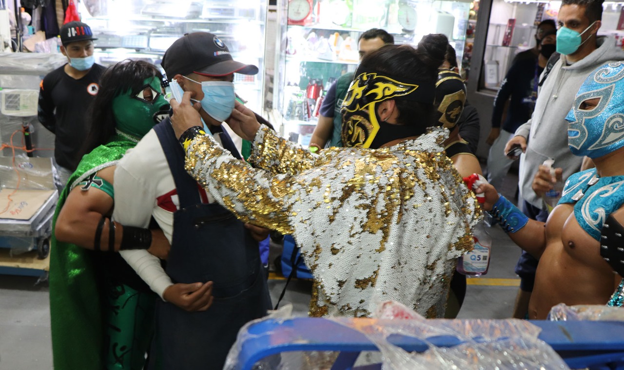 Cómo luchadores profesionales “castigan” a quienes no usan mascarilla en México
