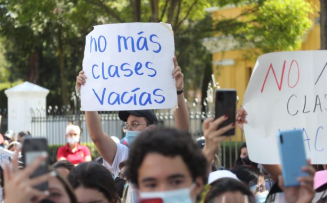 Grupo de personas se manifiesta frente al Mineduc y exige a las autoridades el retorno a clases presenciales
