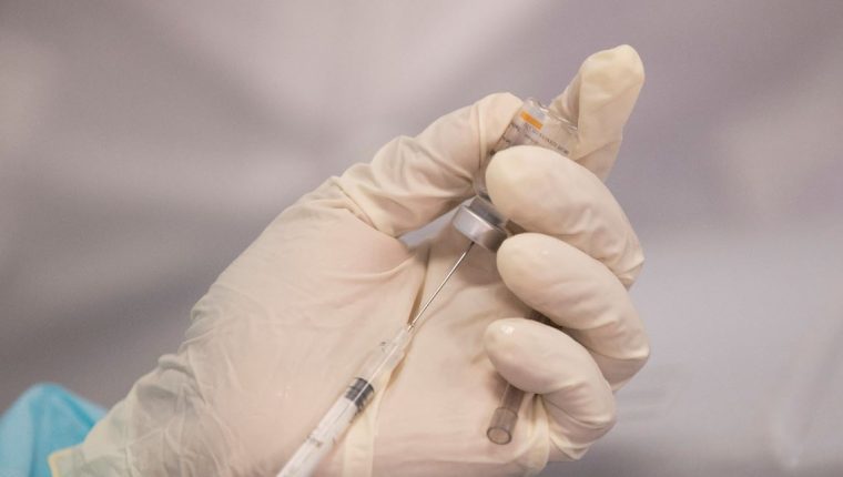 Colegio de Médicos hace propuesta para control de vacunación y Salud dice que por las “prisas” no todos están capacitados para uso del sistema