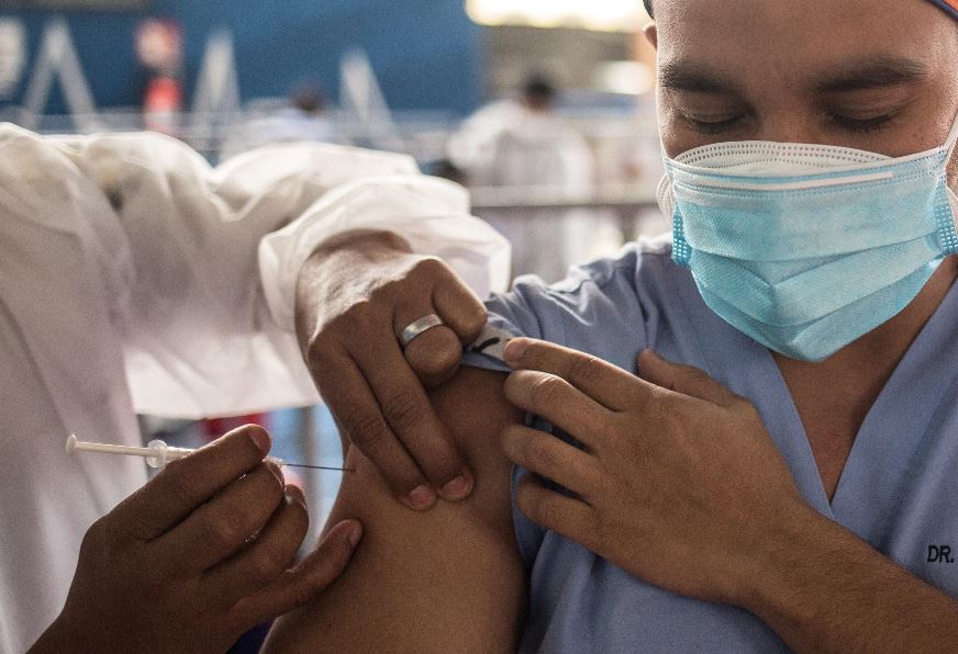 IGSS teme no poder aplicar segunda dosis de la vacuna contra el coronavirus a unas 15 mil personas
