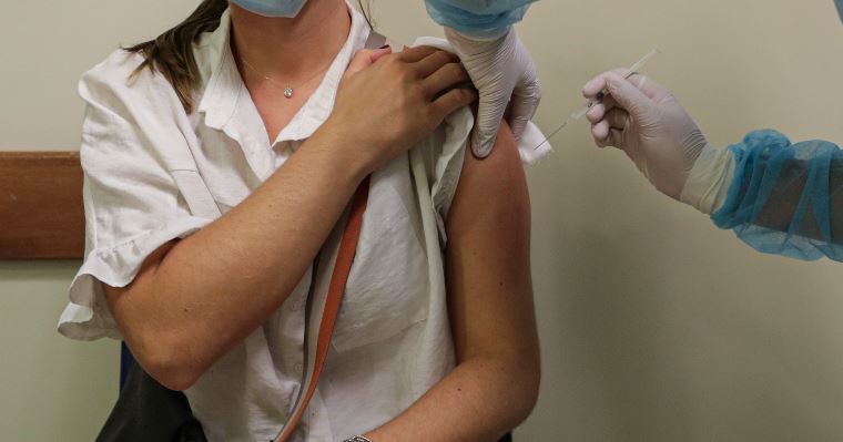 Salud afirma que se respetarán los listados para vacunación y no se atenderá a quienes todavía no les corresponde