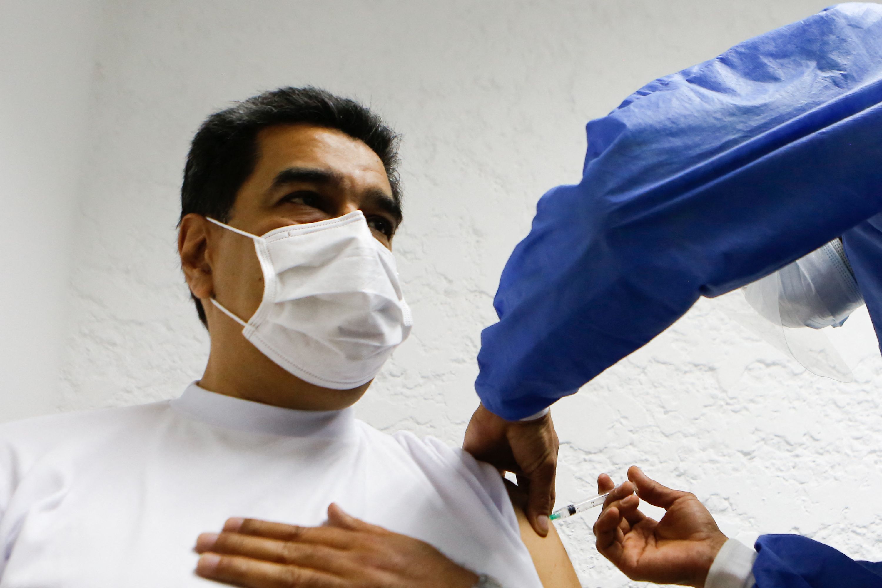 “Estoy vacunado”, Maduro recibe primera dosis de la vacuna rusa Sputnik V