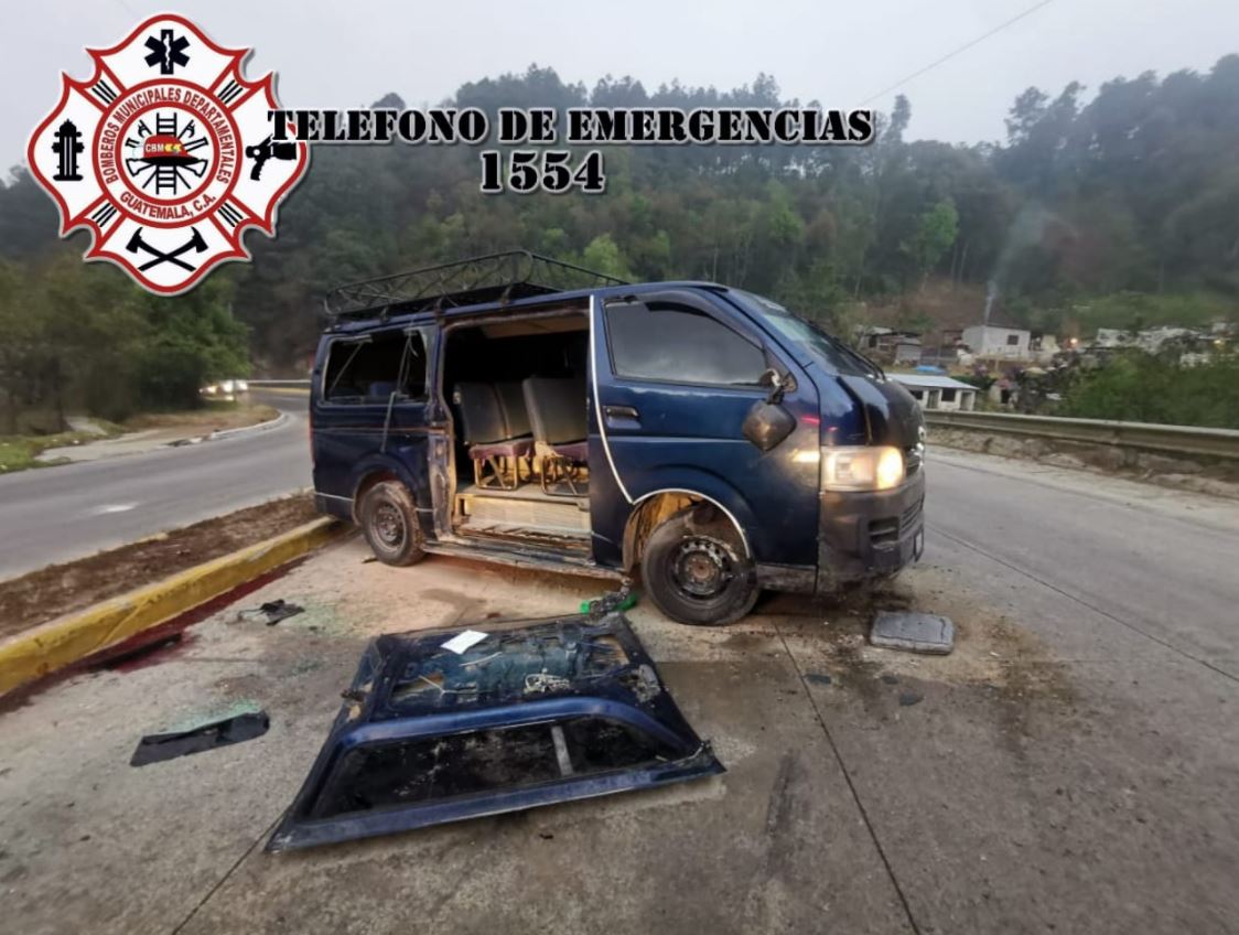 Dos mujeres mueren y cinco personas resultan heridas luego que un microbús volcó en Tecpán Guatemala, Chimaltenango