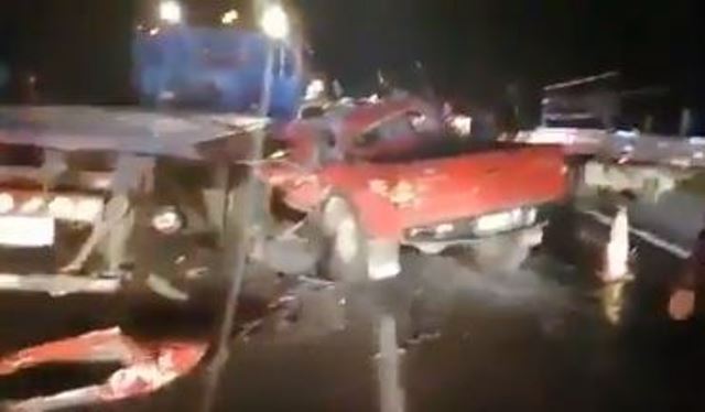 Tragedia en carretera: Tres vehículos chocan y dejan dos muertos