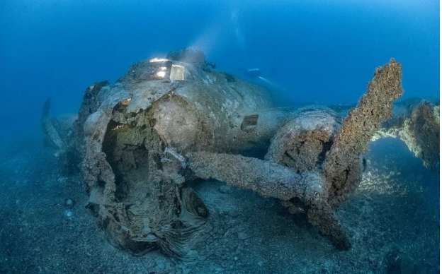 Avión de la Segunda Guerra Mundial permanece bajo el agua desde 1944 y un buzo se sumerge para explorarlo