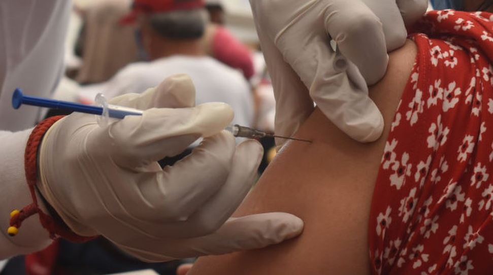 Coronavirus: si ya tuve covid-19, ¿es necesario que me vacune?