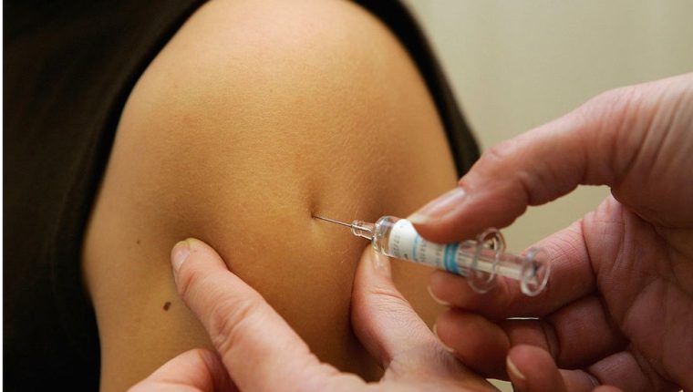 Por qué las vacunas contra el coronavirus se ponen en el brazo y no en otras partes del cuerpo