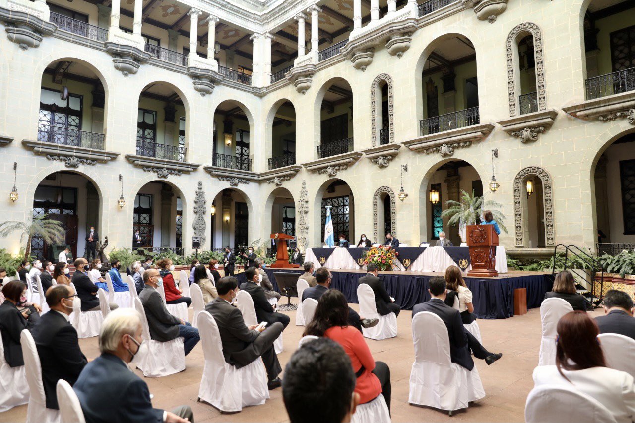 Giammattei propone que guatemaltecos donen “centavitos” de cuentas bancarias contra la desnutrición