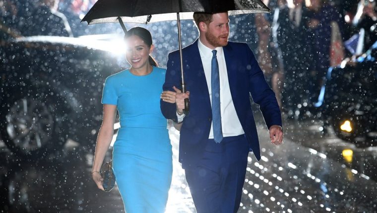 Se cree que la decisión de la pareja de dejar la realeza y mudarse a Estados Unidos conmocionó al Palacio de Buckingham. Pero ¿cómo y por qué se llegó a este punto?
