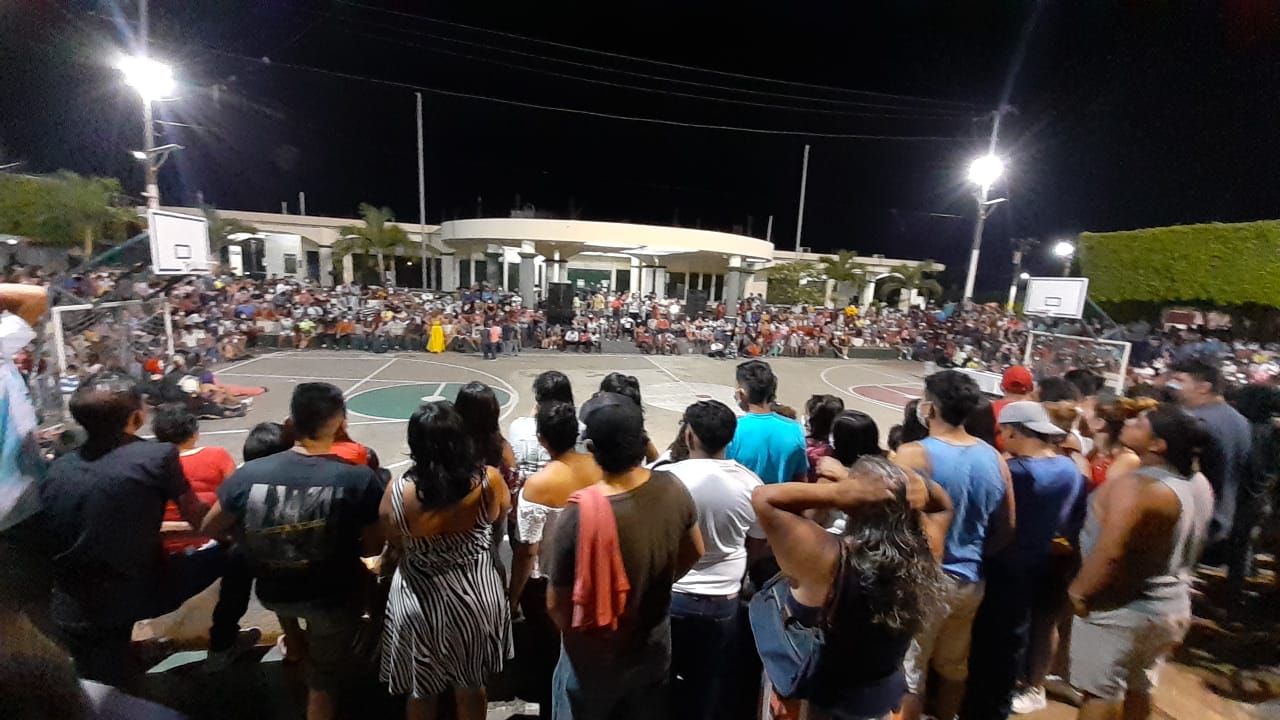 Está en alerta naranja: Vecinos de Flores Costa Cuca se reúnen sin mascarilla ni distanciamiento