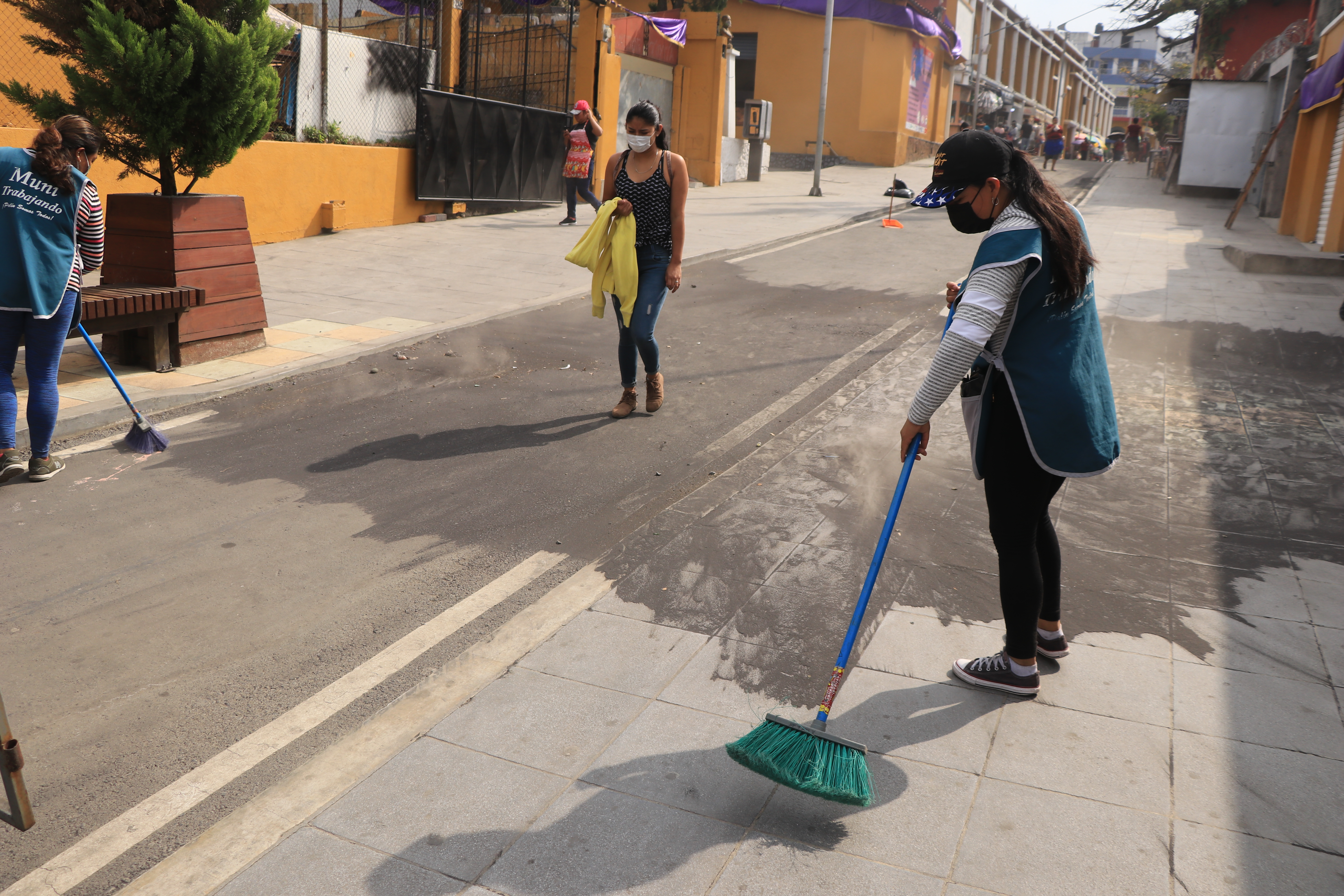 Ceniza afecta calles y cultivos en Escuintla