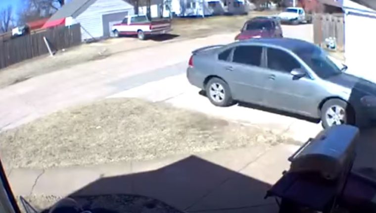 Video: Hombre conduce a gran velocidad para chocar intencionalmente contra el carro de su exesposa