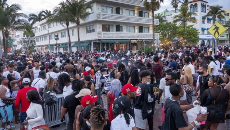 Covid en Estados Unidos: las imágenes del “caos” por el “spring break” en Miami Beach que llevó a las autoridades a declarar un toque de queda por varias semanas