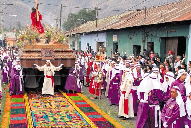 Desde lluvia incesante hasta bombas: Católicos recuerdan anécdotas de Semana Santa