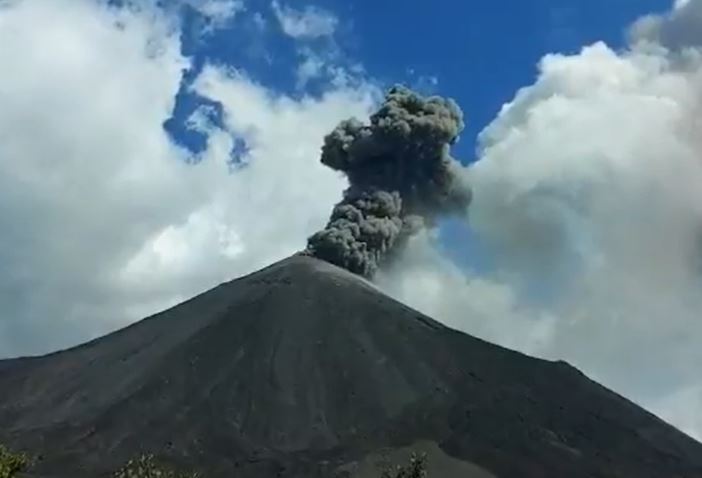 Videos: Continúan las fuertes explosiones del volcán de Pacaya y persiste la alerta