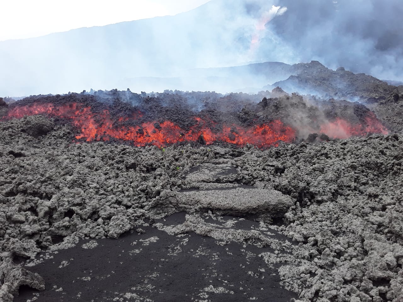 Volcán de Pacaya: se forma nueva fisura que alimenta el flujo de lava que avanza frente al cerro Chino
