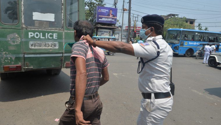 India registra récord de contagios y muertes por covid-19