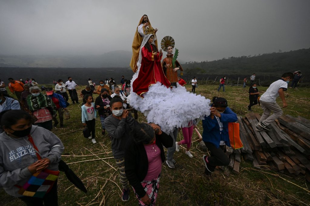 Rezos y procesiones entre ríos de lava y ceniza para aplacar la ira del Volcán de Pacaya