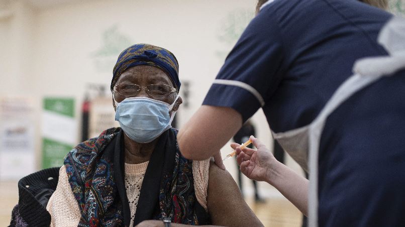 EMA “no tiene aún una conclusión” sobre vinculo de trombos con vacuna de AstraZeneca