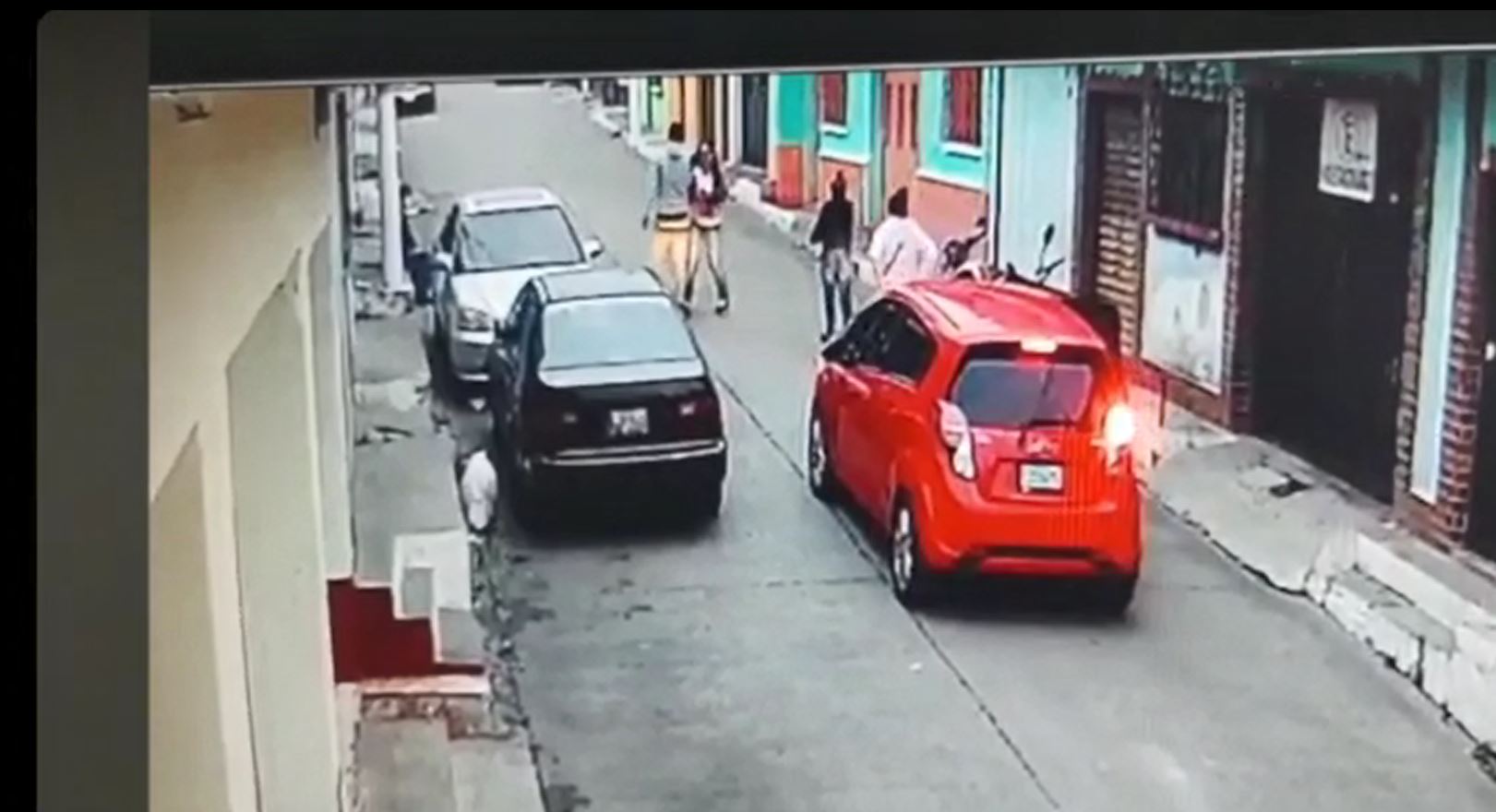 Video: en cuestión de segundos, dos mujeres y un hombre cometen un asalto en Villa Nueva